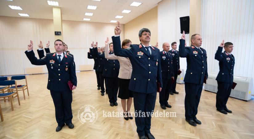 Nógrád megyei tűzoltók vehették át első tiszti kinevezésüket (fotók)