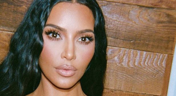 Kanye West lemezbemutatója miatt támadják Kim Kardashiant a rajongók