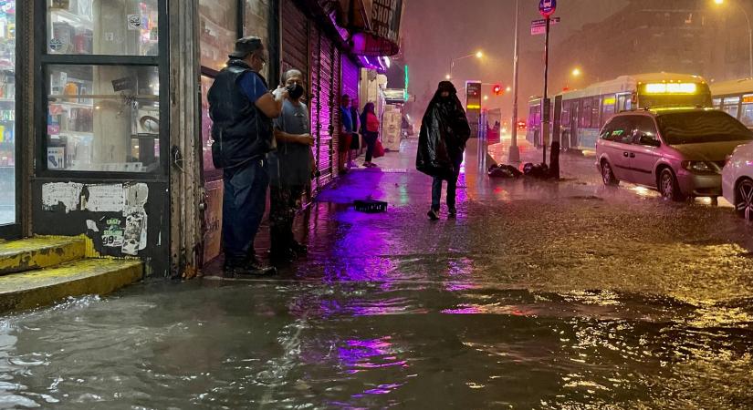 New Yorkban rendkívüli állapotot hirdettek a vihar okozta áradások miatt