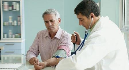 Hazudhat a vérnyomásmérõ, ha az orvos kezeli