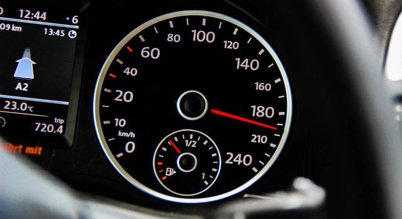 Jövőre érkezik a gyorshajtás elleni biztonsági rendszer az autókba