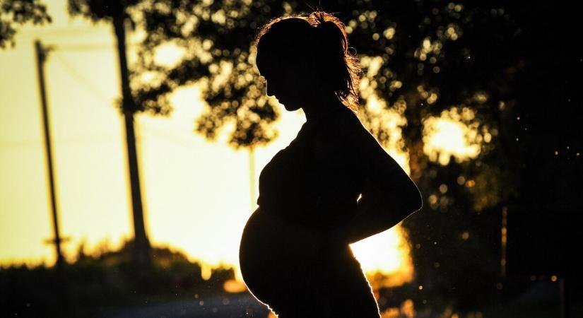 „Ismétlődő szülés veszélye” – először pert vesztett, de jogerősen nyert egy kismama