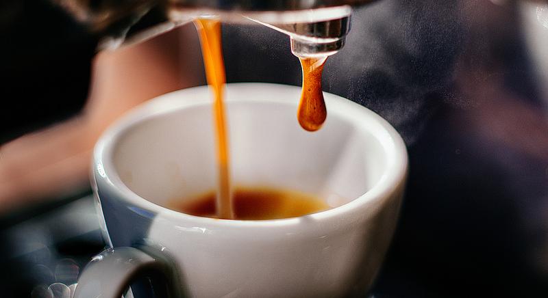 Egy friss tanulmány szerint a kávé egy bizonyos napi mennyiség után növeli a demencia kockázatát