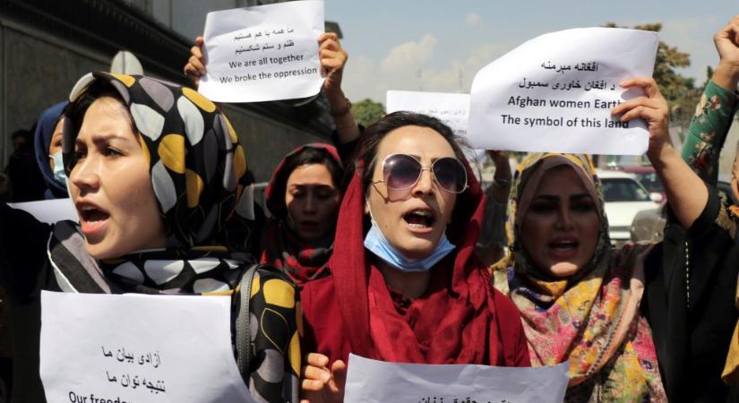 Afganisztán: megnyitnak a magánegyetemek, a női diákoknak nikábot kell viselniük