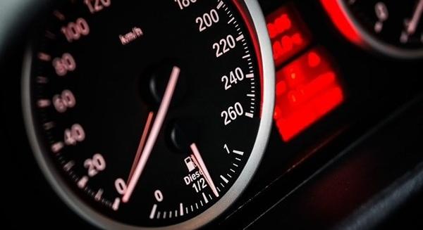 Gyorshajtás elleni biztonsági rendszer kerül az autókba