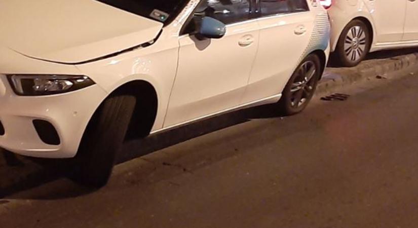 Úgy parkolták le az autómegosztós Mercedest Budapesten, ahogy még soha