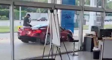 Videón, ahogy a személyzet szeme láttára lopnak el egy Chevrolet Corvette-et