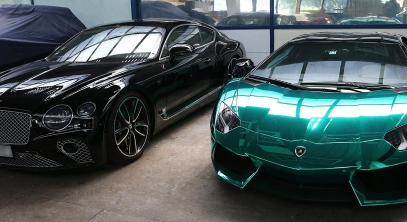 Leírhatatlan színű Lamborghinit árverez el a NAV, plusz egy Bentley-t és két Porschét