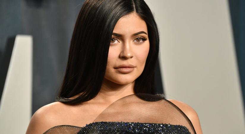 A 24 éves Kylie Jenner megmutatta kerekedő babapocakját: második gyerekével várandós a tévésztár
