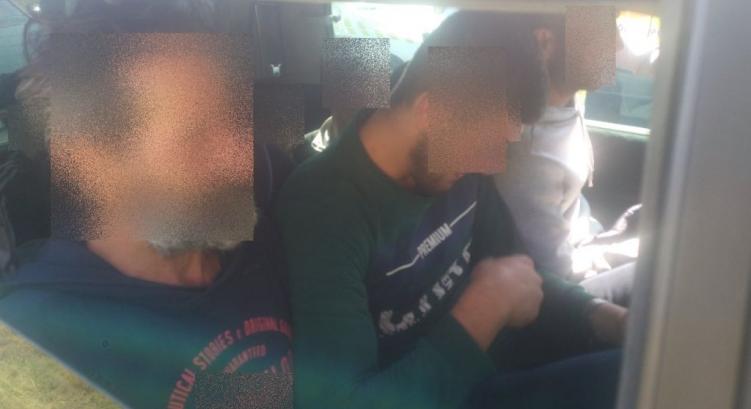 9 migránst zsúfolt a kocsiba az M1-esen: hamar véget ért a kényelmetlen utazás (Fotók)
