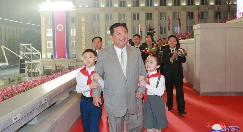 Ballisztikus rakéták nélkül, karcsúbb Kim Dzsongunnal tartottak katonai parádét Észak-Koreában