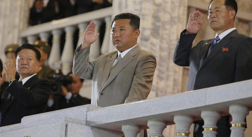 Észak-koreai katonai parádé: gázmaszkok, vegyvédelmi ruhák és egy karcsúbb Kim Dzsongun (videóval)