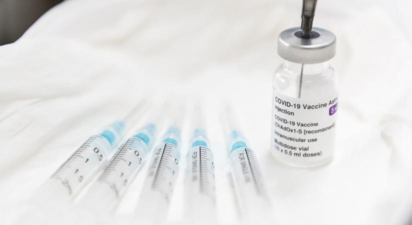 Az AstraZeneca vakcinája ritka mellékhatásként idegrendszeri rendellenességet okozhat