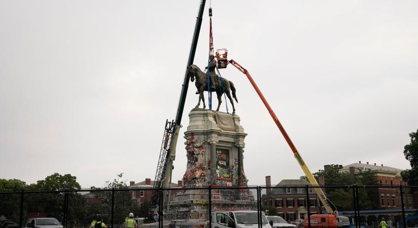 A radikális baloldal követelésére Virginiában ledöntötték Robert Lee tábornok szobrát