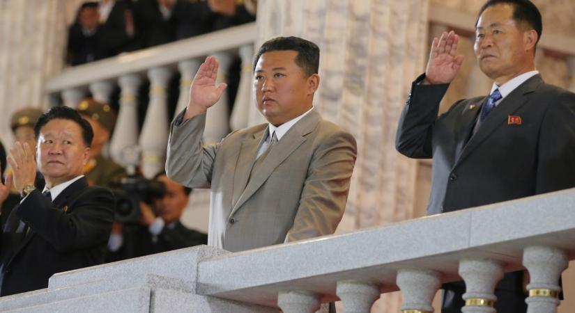Óriási katonai parádé Észak-Koreában