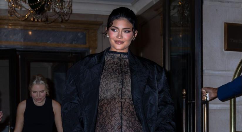 Kylie Jenner teljesen átlátszó, csipkés anyagban lépett utcára, hogy megmutassa terheshasát