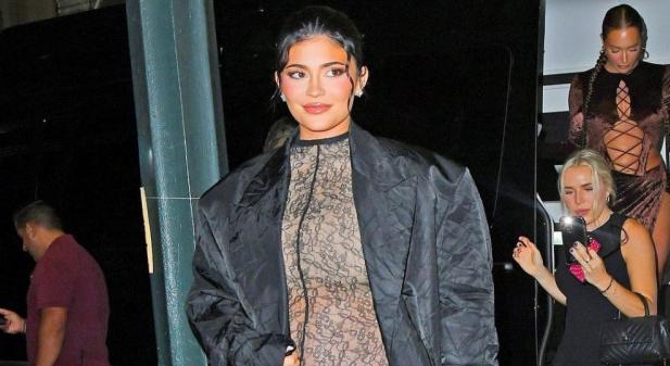 Kylie Jenner átlátszó, csipke ruhában mutatja meg gömbölyödő pocakját