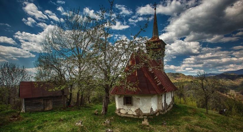 Ahol az enyészetből is árad a meghittség – elhagyatott erdélyi templomokat örökít meg a fotós