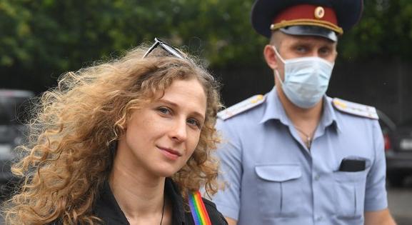 A Pussy Riot egyik tagjának korlátozták a mozgásszabadságát