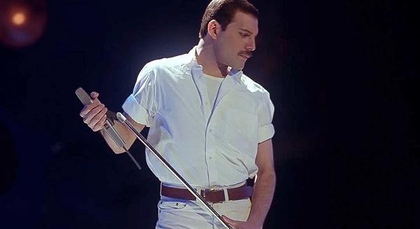 Érdekes részleteket lehet felfedezni Freddie Mercury ‘Living On My Own’ klipjében