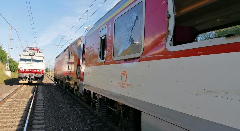 Csúnya baleset Iglónál: épp a vasúti átjáróban robbant le a teherautó