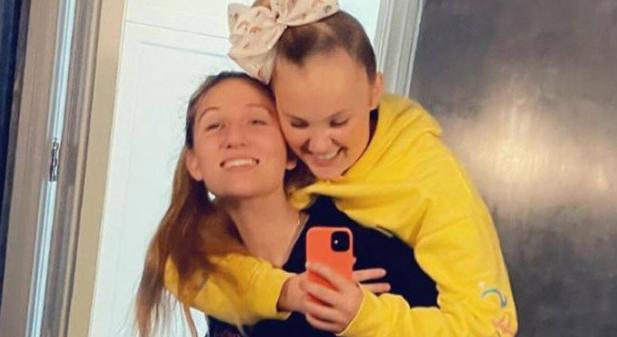 JoJo Siwa sugárzik barátnője mellett: smárolós képek jelentek meg a párról
