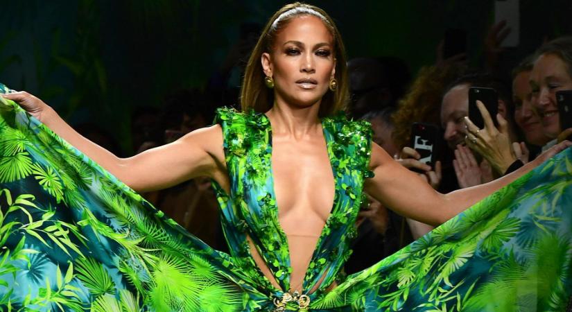 Jennifer Lopez nem sajnálta a melleit a közönségtől - fotók