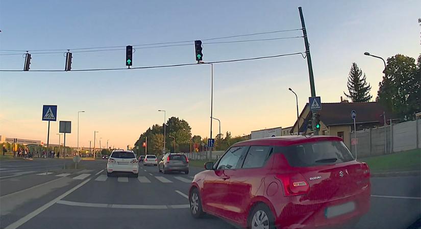 VIDEÓ: Olyat vállalt a suzukis, hogy még a betonterelő is megijedt Miskolcon