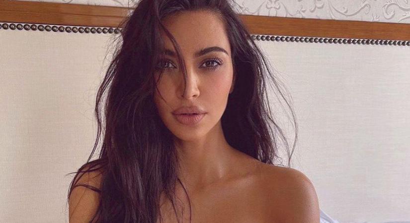 Extrém szettben, zárt bőrálarcban jelent meg Kim Kardashian - fotók