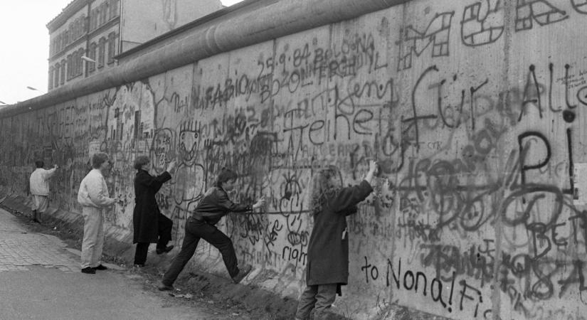 Jammer-Ossi a berlini falnál