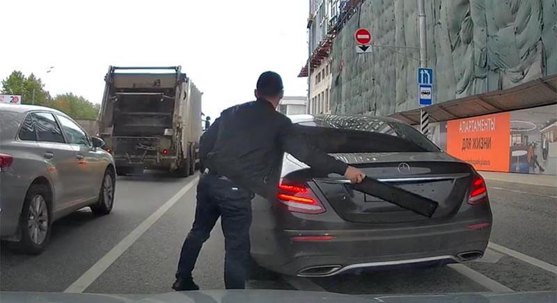 Szabálytalankodás előtt egyszerűen levette a rendszámát ez az orosz autós