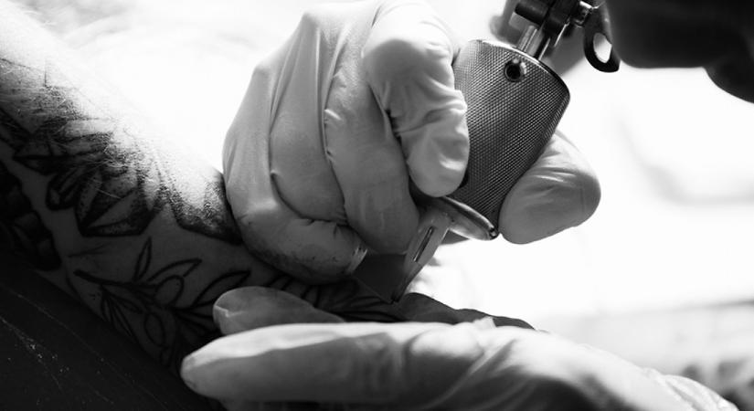 Nem tud leállni a tetoválásokkal a férfi, akinek szinte alig maradt a testén szabad bőrfelület