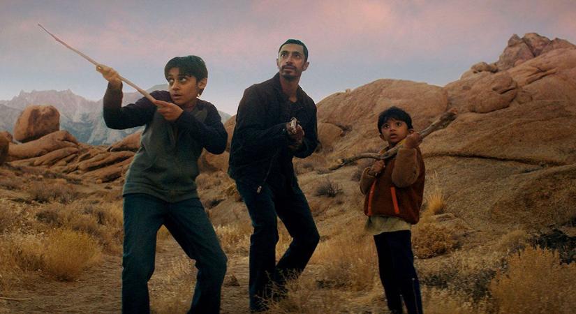 Az Amazon új sci-fijének első trailerében egy apa a fiaival együtt menekül az idegenek elől