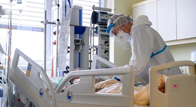 Koronavírus: 300 beteget ápolnak kórházban, 43-an vannak lélegeztetőgépen