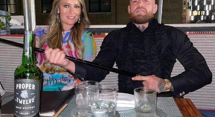 McGregor stílusosan, sétapálcával és whiskyvel a kezében posztolt a MTV VMA díjátadójáról