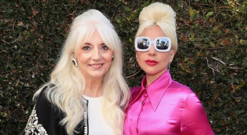 Nem esett messze az alma a fájától: ez a gyönyörű nő Lady Gaga 67 éves édesanyja