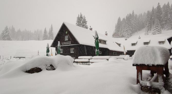 Fél méter havat várnak az Alpokba