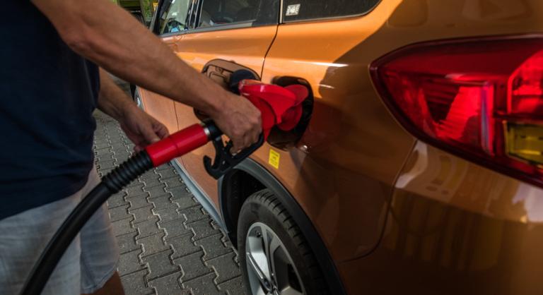 Tovább emelkedik a benzin ára pénteken, sosem volt még ilyen drága