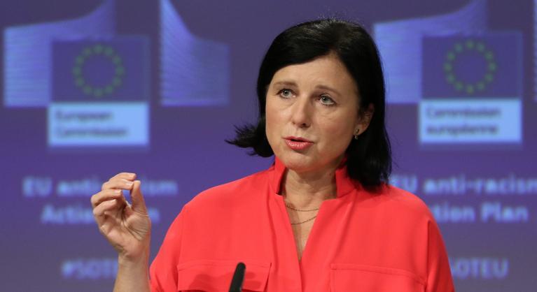 Vera Jourová: Az Európai Unió nem tolerálhatja a lengyel médiára nehezedő politikai nyomást
