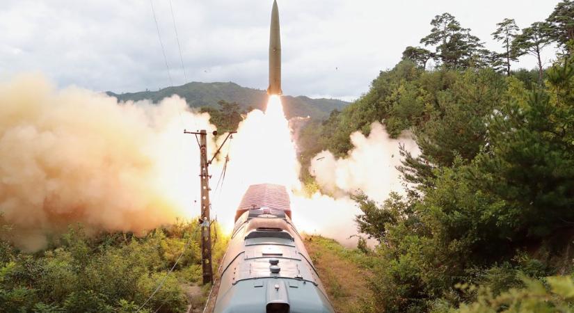 Vonatról lőtt ki rakétát Észak-Korea
