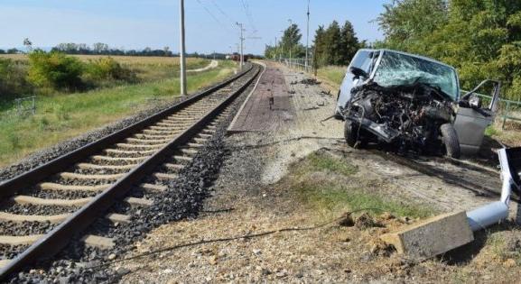 Brutálisan összeroncsolódott: Tilos jelzés ellenére hajtott a vasúti átjáróba az autós