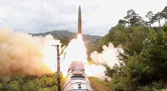 Újabb rakétát lőtt ki Észak-Korea - ezúttal egy vonatról