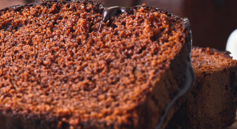 Csupa csoki sütemény kenyérformában készítve: fényes csokimáz koronázza meg