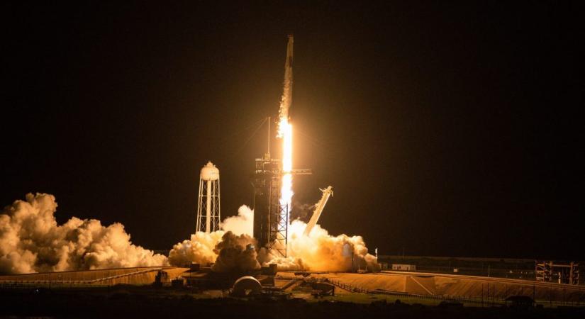 Civilekből álló legénységet küldött az űrbe a SpaceX