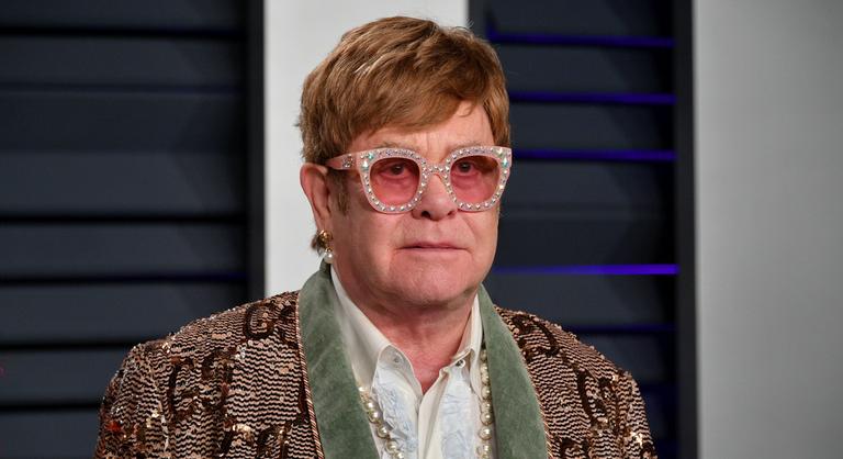 Műteni kell Sir Elton Johnt, két évet csúszik a búcsúturnéja