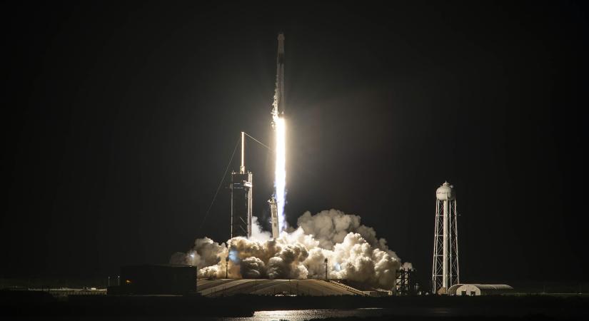 A SpaceX elsőként küldött az űrbe csak civilekből álló legénységet