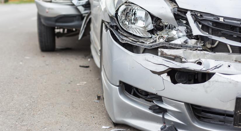 Parkoló autókat tarolt le egy sofőr Kecskeméten: a volán mögött vesztette életét