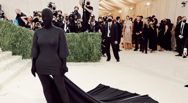 Kim Kardashian bevallotta, gyakorlatilag alig látott Met-gálás öltözékében