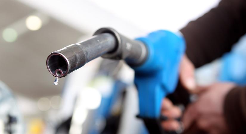 Történelmi csúcsra emelkedett a benzin ára a hazai kutakon