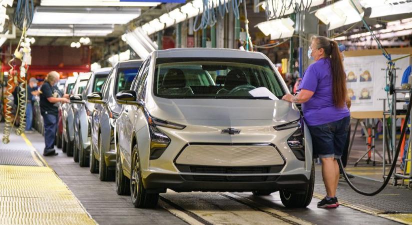 A Chevrolet október közepéig szünetelteti a Bolt EV gyártását